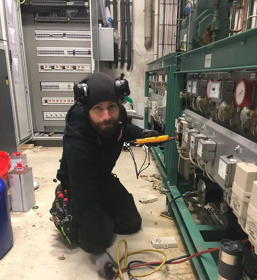 Erfaren kuldemontør utfører service på Bitzer kompressor – kjølerom og fryserom Oslo og Akershus